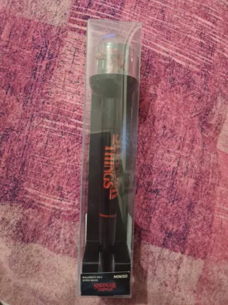 Vaso y bolígrafo de la serie Stranger Things