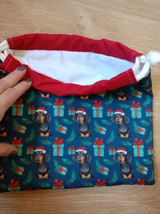 Bolsa de tela con perros y regalos
