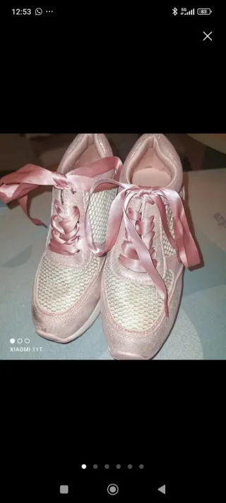 Zapatillas deportivas rosas y plateadas