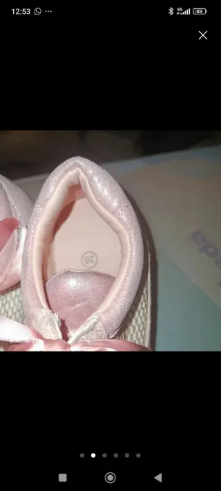 Zapatillas deportivas rosas y plateadas