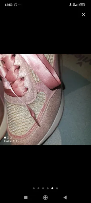 Zapatillas deportivas rosas y plateadas