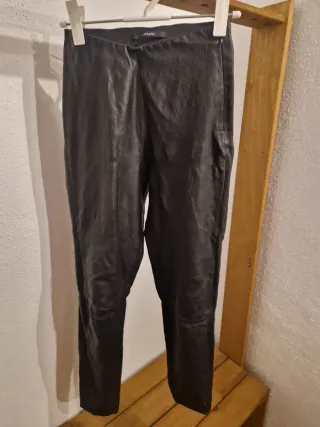 Pantalones Uterqüe efecto piel negros