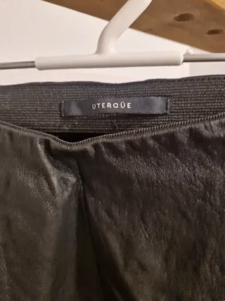 Pantalones Uterqüe efecto piel negros