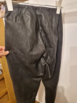 Pantalones Uterqüe efecto piel negros