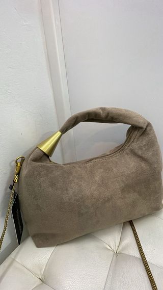 Bolso de ante marrón con detalles dorados