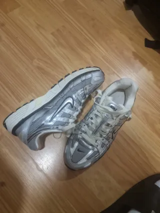 Zapatillas Nike plateadas y blancas