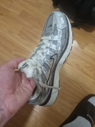 Zapatillas Nike plateadas y blancas