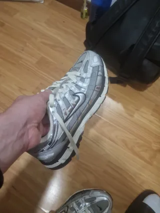 Zapatillas Nike plateadas y blancas