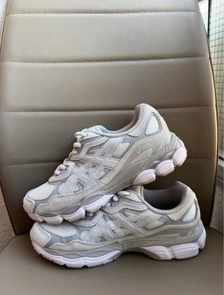 Zapatillas Asics grises y blancas