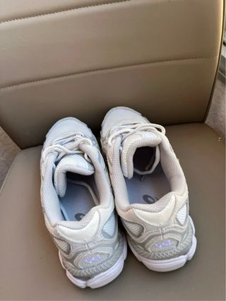 Zapatillas Asics grises y blancas