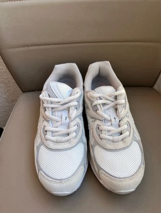 Zapatillas Asics grises y blancas