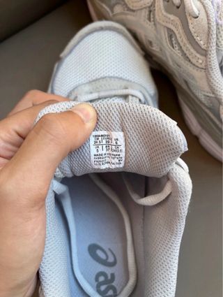 Zapatillas Asics grises y blancas