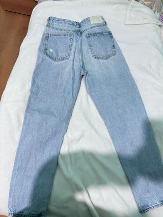 Pantalón vaquero desgastado