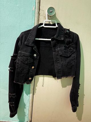 Chaqueta vaquera negra desgastada