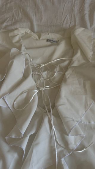 Blusa blanca volantes mangas abullonadas