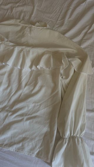 Blusa blanca volantes mangas abullonadas