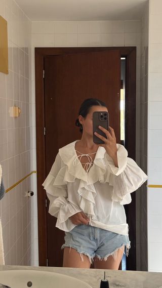 Blusa blanca volantes mangas abullonadas
