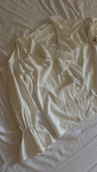 Blusa blanca volantes mangas abullonadas