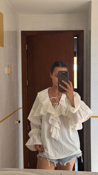 Blusa blanca volantes mangas abullonadas