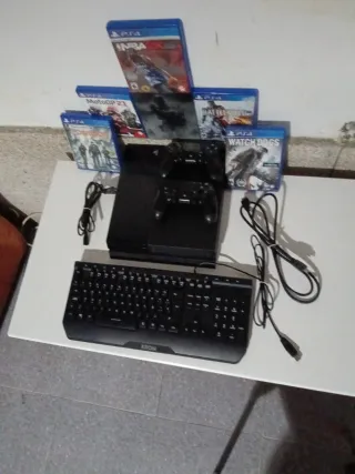 PS4 Fat con giochi, 2 controller e tastiera