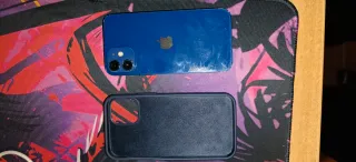 iPhone 12 mini con graffi