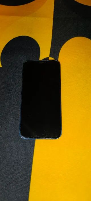 iPhone 12 mini con graffi