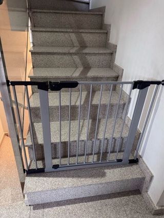 Puerta de seguridad para escaleras o pasillos.
