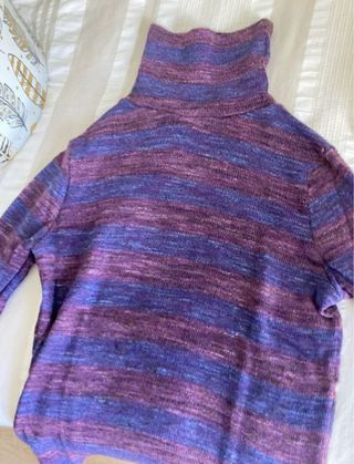 Jersey cuello alto rayas morado y azul