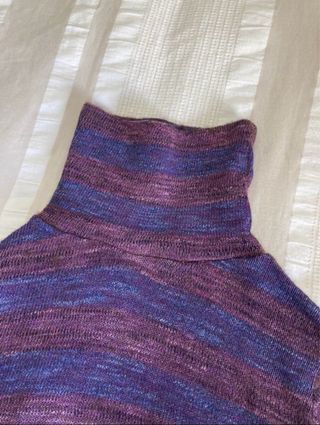 Jersey cuello alto rayas morado y azul