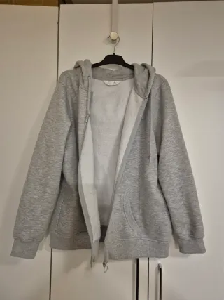 Sudadera gris con capucha