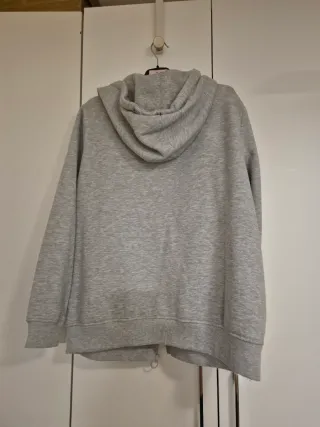 Sudadera gris con capucha