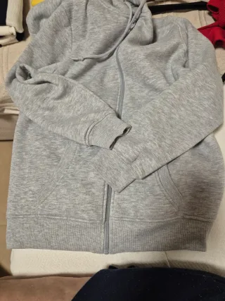 Sudadera gris con capucha