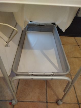 Bañera-cambiador CAM con cesta.