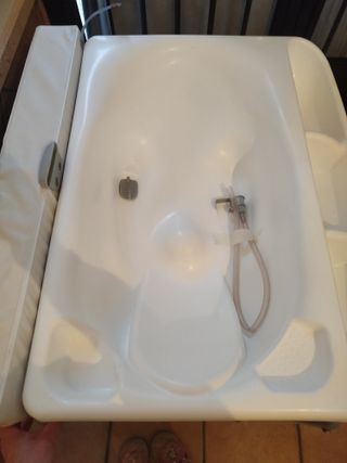 Bañera-cambiador CAM con cesta.