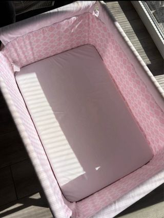 Minicuna bebé rosa con ruedas