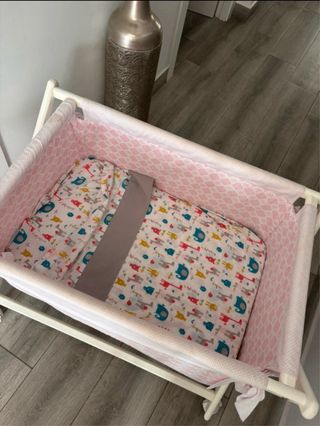 Minicuna bebé rosa con ruedas