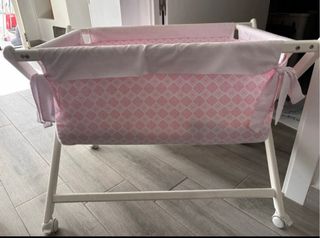 Minicuna bebé rosa con ruedas