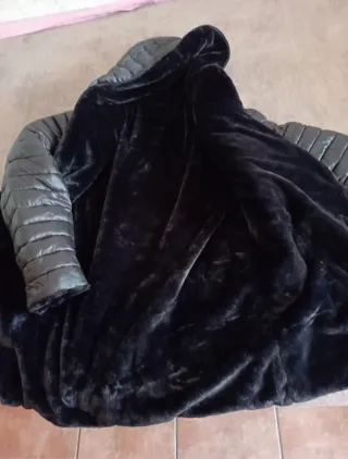 Chaqueta negra acolchada con forro de pelo