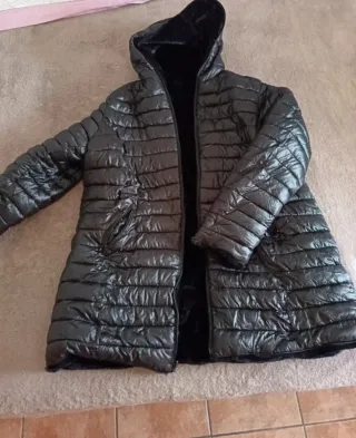 Chaqueta negra acolchada con forro de pelo