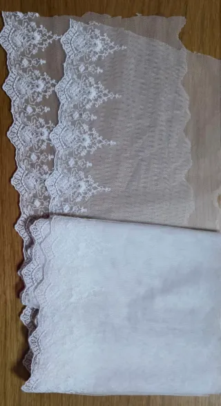 Encaje blanco con borde festoneado