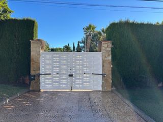 Puerta de valla blanca