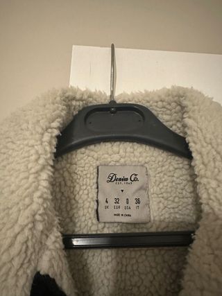 Chaqueta vaquera negra con borrego