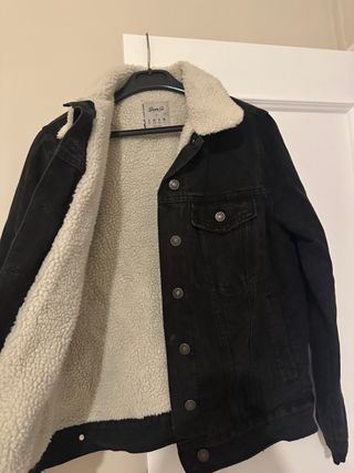Chaqueta vaquera negra con borrego