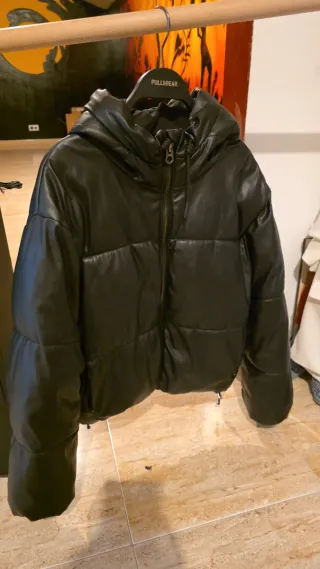 Plumífero efecto piel negro Bershka Talla S