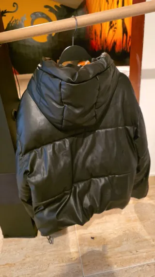 Plumífero efecto piel negro Bershka Talla S