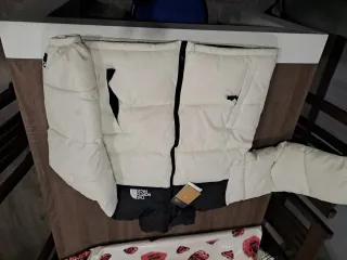 Chaqueta The North Face Blanca y Negra