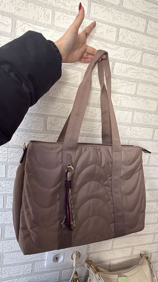 Bolso marrón acolchado con detalle multicolor