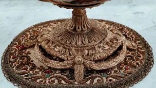 Centro de mesa de cerámica y bronce