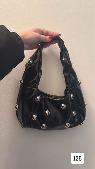 Bolso negro con tachuelas plateadas