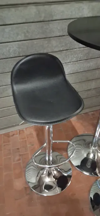 Tavolo alto e 2 sgabelli bar anche separatamente